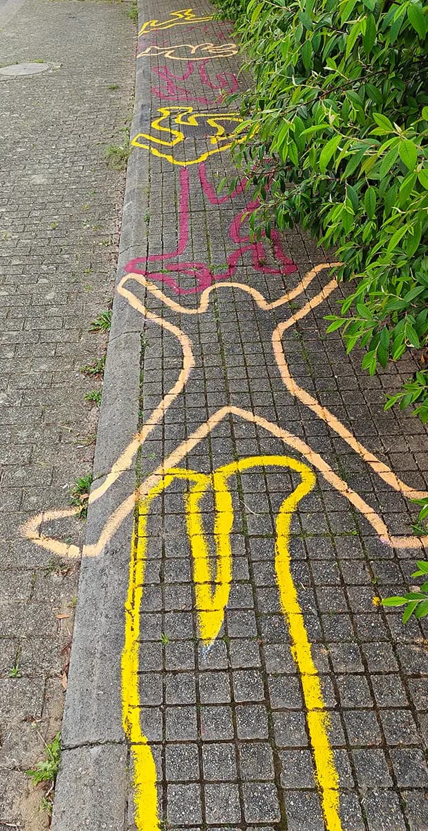 Een helper van de jeugdbeweging met gespreide armen en benen, in zalmkleur uitgetekend, met een gele en roze figuur erachter.