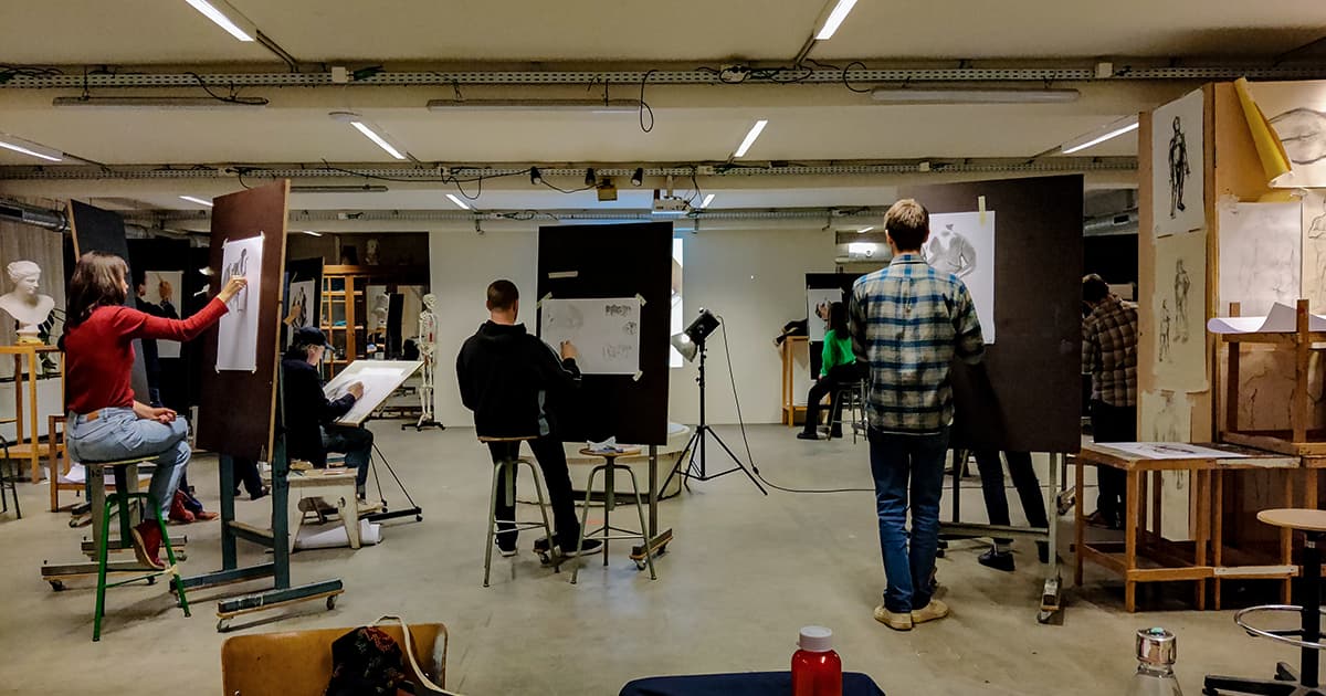 Een beeld van mijn studenten aan het werk in het atelier modeltekenen van de Sint Lukas Academie Brussel.