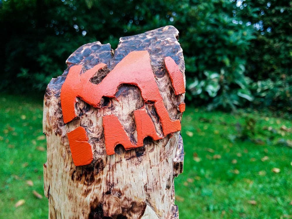 De troffee is gemaakt van een stuk boom die was omgevallen tijdens een storm