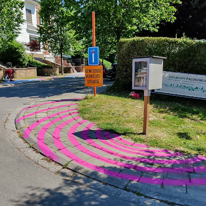 Deze magenta straling vanaf de boekenkast moest een eye catcher zijn om de start van het parcours te laten opvallen.