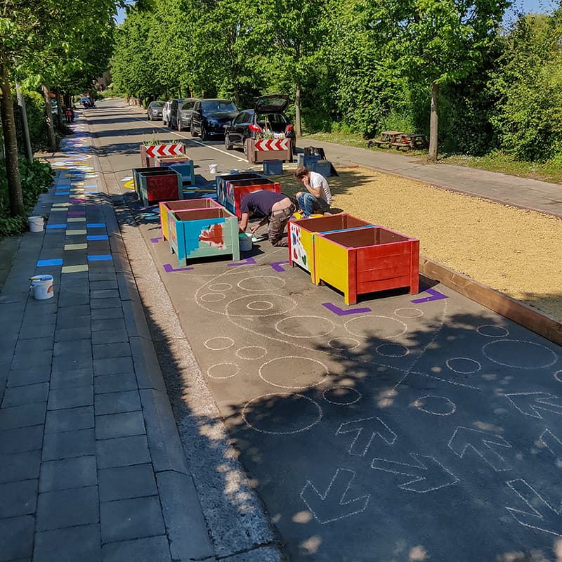 Overal gaan we aan de slag met de omgeving. Hier was een grote plaats met enkele obstakels. Een bonte verzameling elementen moest hier verschillende speelmogelijkheden door elkaar aanbieden.