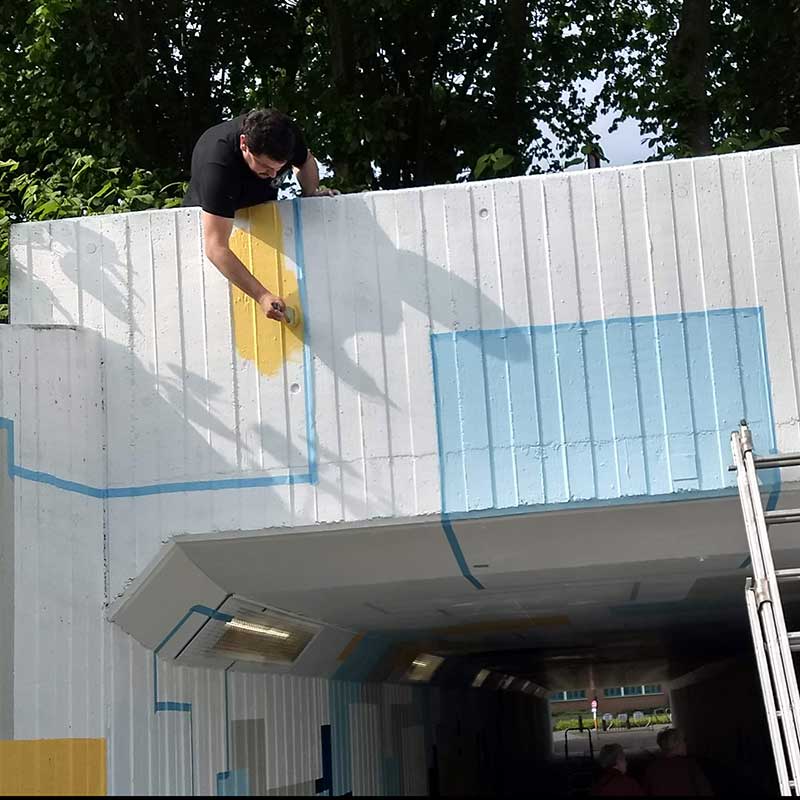 Arthur was onmiddellijk enthousiast om het grote vlak boven in de hoek te schilderen.