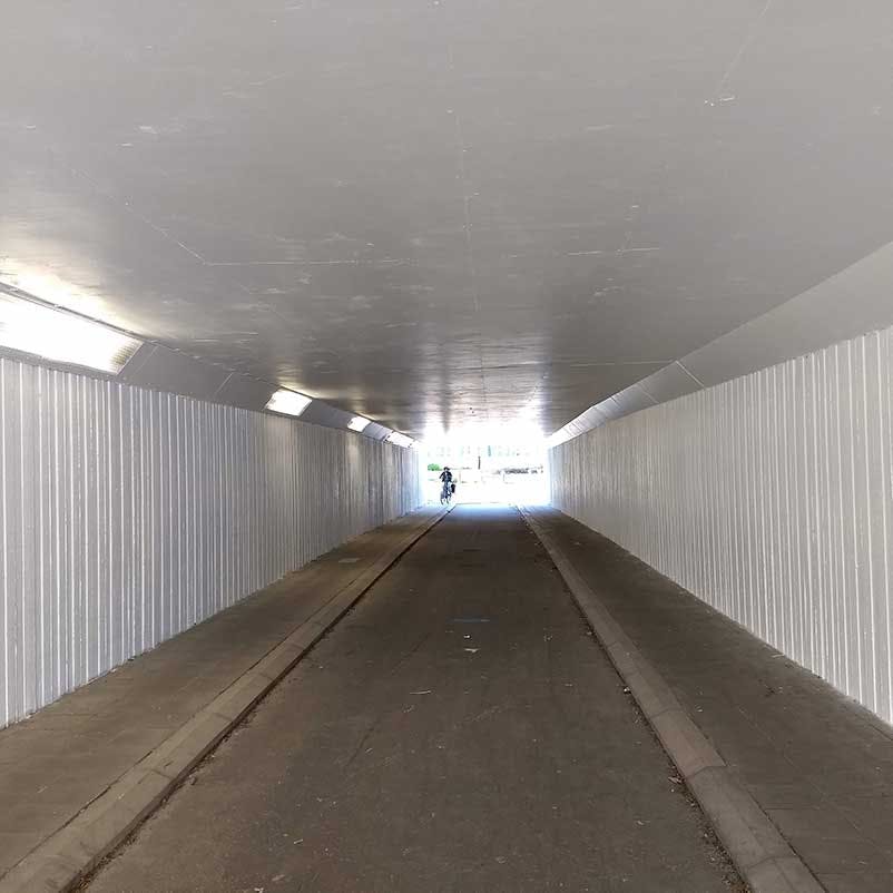 Een beeld van de tunnel toen die nog helemaal wit was.